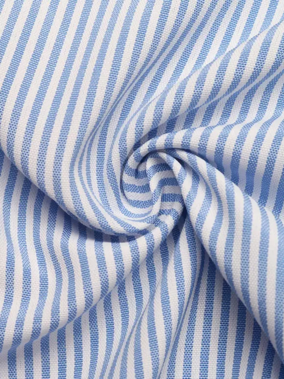 Robe longue bleue pour femme manches courtes col en V taille naturelle et jolis boutons.