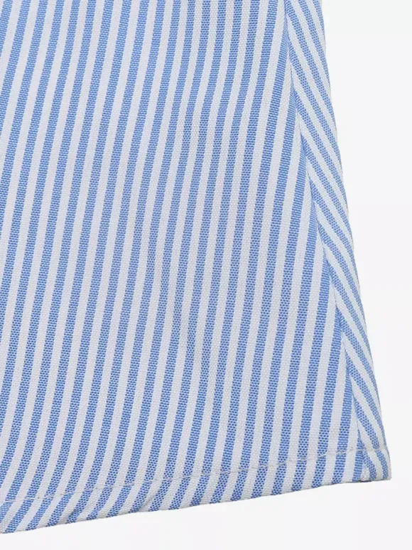 Robe longue bleue pour femme manches courtes col en V taille naturelle et jolis boutons.
