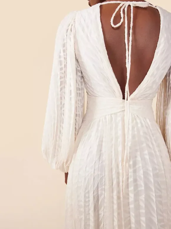 Robe longue bohème dos nu pour femme - Robe plissée trapèze à col V profond et manches lanternes couleur blanc nuage - Mariage printanier à la plage 2026