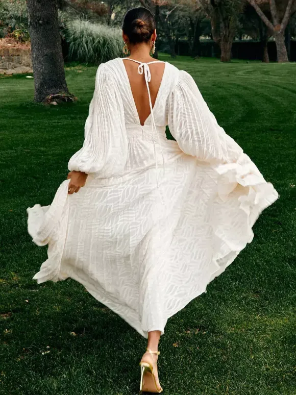 Robe longue bohème dos nu pour femme - Robe plissée trapèze à col V profond et manches lanternes couleur blanc nuage - Mariage printanier à la plage 2026