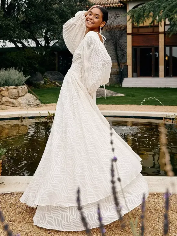 Robe longue bohème dos nu pour femme - Robe plissée trapèze à col V profond et manches lanternes couleur blanc nuage - Mariage printanier à la plage 2026
