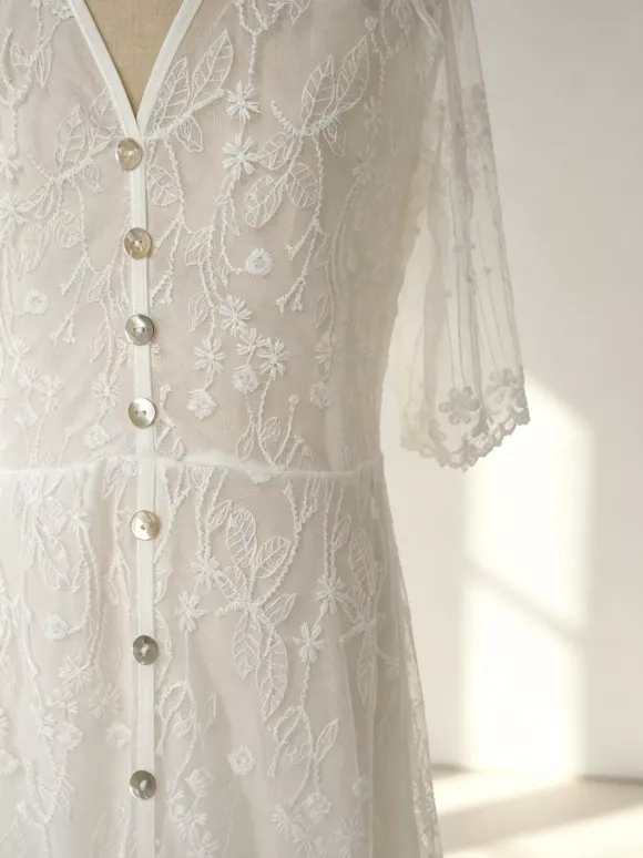 Robe longue bohème en dentelle blanche pour femme - Robe courte à manches courtes et boutons brodés - Tenue d'été idéale pour la plage les mariages et les fêtes (collection 2026)