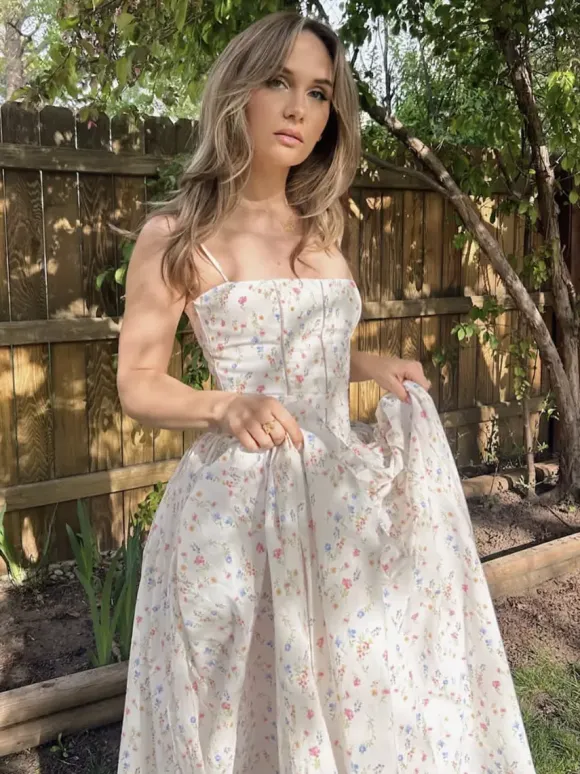 Robe longue bustier à bretelles spaghetti et imprimé floral discret style trapèze idéale pour une soirée romantique.