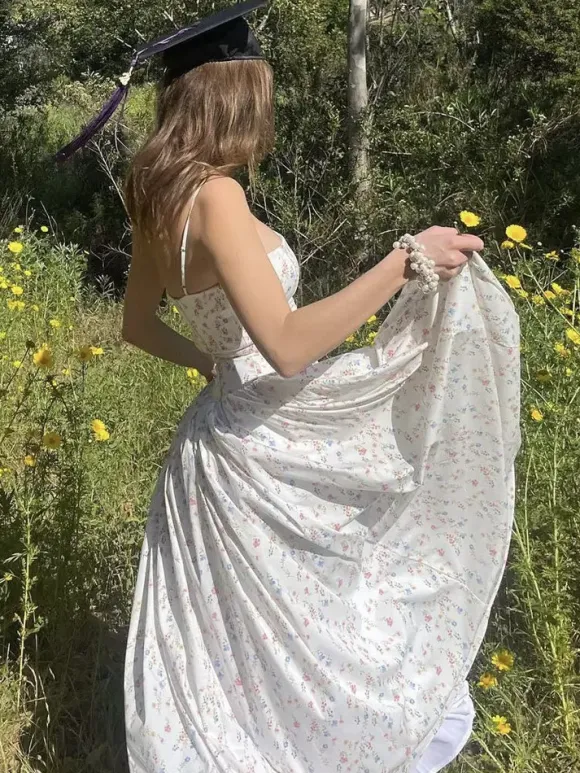 Robe longue bustier à bretelles spaghetti et imprimé floral discret style trapèze idéale pour une soirée romantique.