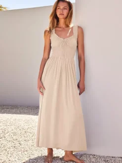 Robe longue crème à col V et bretelles volantées pour femme style estival élégant