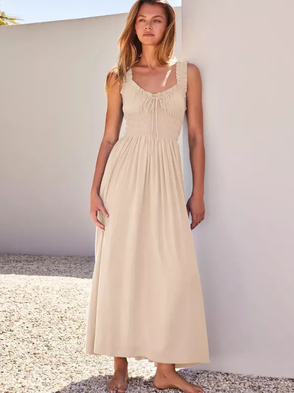 Robe longue crème à col V et bretelles volantées pour femme style estival élégant