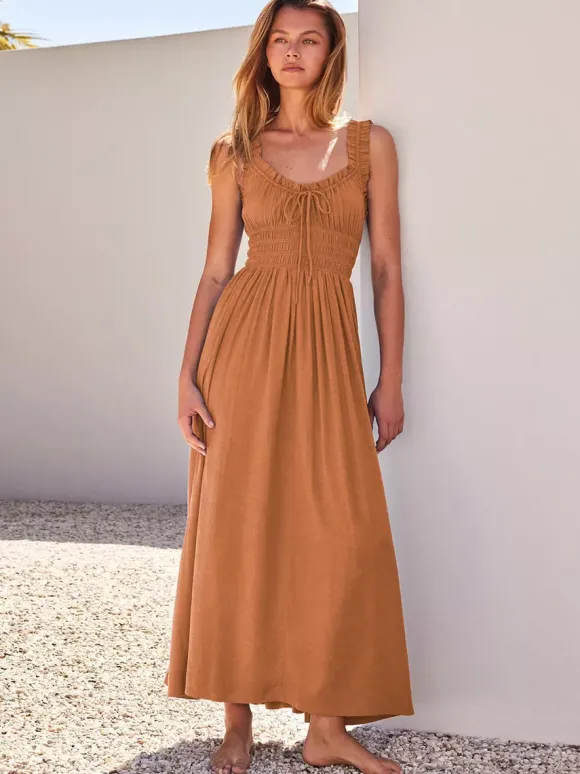 Robe longue crème à col V et bretelles volantées pour femme style estival élégant