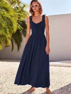 Robe longue crème à col V et bretelles volantées pour femme style estival élégant