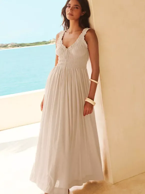 Robe longue crème à col V et bretelles volantées pour femme style estival élégant