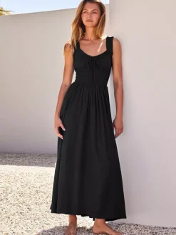 Robe longue crème à col V et bretelles volantées pour femme style estival élégant