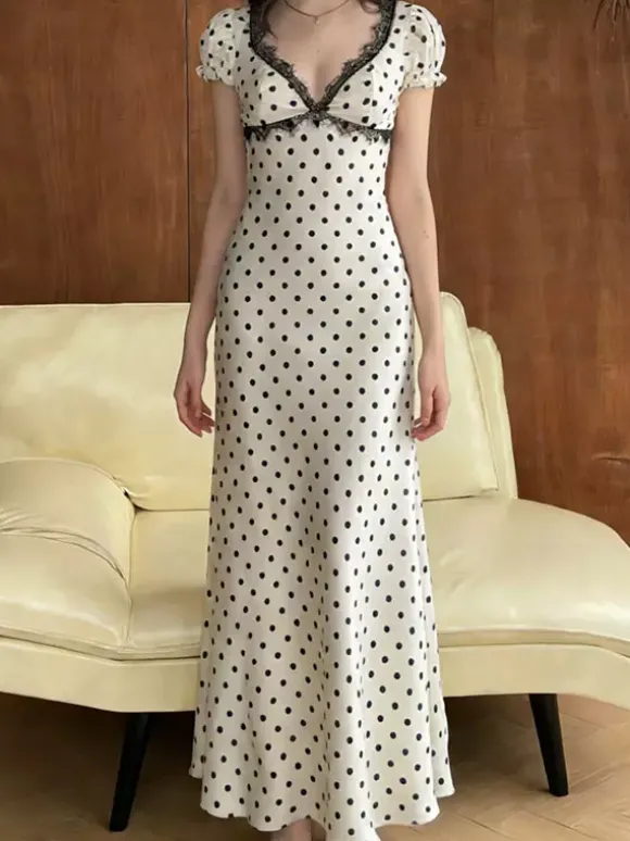 Robe longue crème flatteuse à col en V et pois noirs idéale pour les soirées.