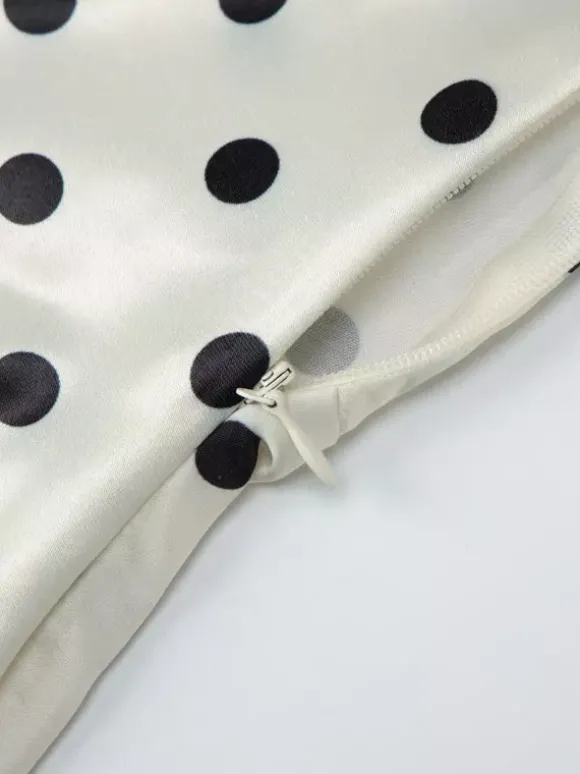 Robe longue crème flatteuse à col en V et pois noirs idéale pour les soirées.