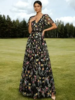 Robe longue de soirée lilas poudré en tulle brodé de fleurs col V manches courtes papillon coupe trapèze robe d'invitée de mariage
