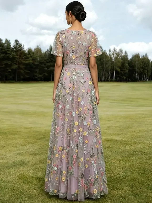 Robe longue de soirée lilas poudré en tulle brodé de fleurs col V manches courtes papillon coupe trapèze robe d'invitée de mariage