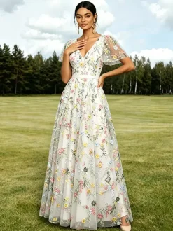 Robe longue de soirée lilas poudré en tulle brodé de fleurs col V manches courtes papillon coupe trapèze robe d'invitée de mariage