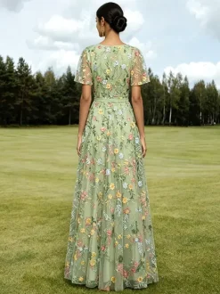 Robe longue de soirée lilas poudré en tulle brodé de fleurs col V manches courtes papillon coupe trapèze robe d'invitée de mariage
