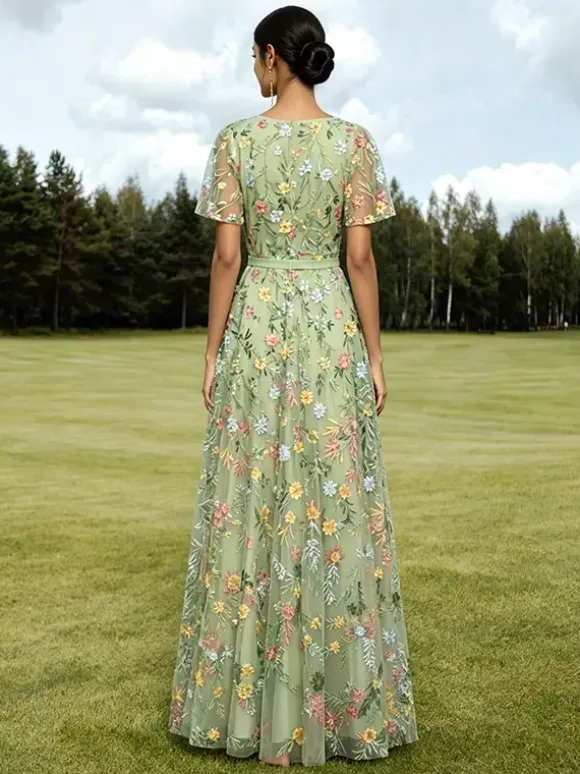 Robe longue de soirée lilas poudré en tulle brodé de fleurs col V manches courtes papillon coupe trapèze robe d'invitée de mariage