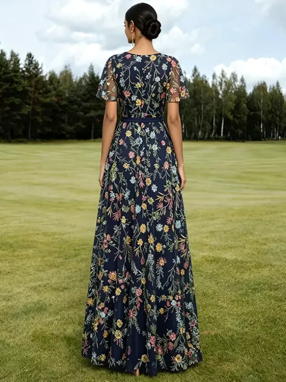 Robe longue de soirée lilas poudré en tulle brodé de fleurs col V manches courtes papillon coupe trapèze robe d'invitée de mariage