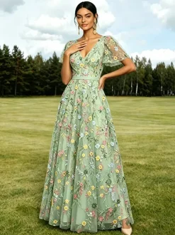 Robe longue de soirée lilas poudré en tulle brodé de fleurs col V manches courtes papillon coupe trapèze robe d'invitée de mariage
