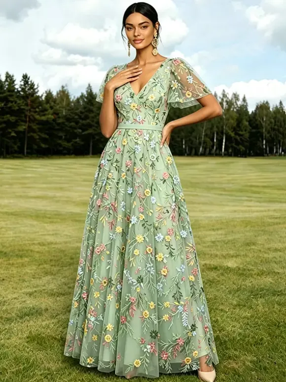 Robe longue de soirée lilas poudré en tulle brodé de fleurs col V manches courtes papillon coupe trapèze robe d'invitée de mariage