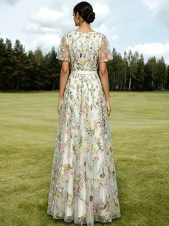 Robe longue de soirée lilas poudré en tulle brodé de fleurs col V manches courtes papillon coupe trapèze robe d'invitée de mariage