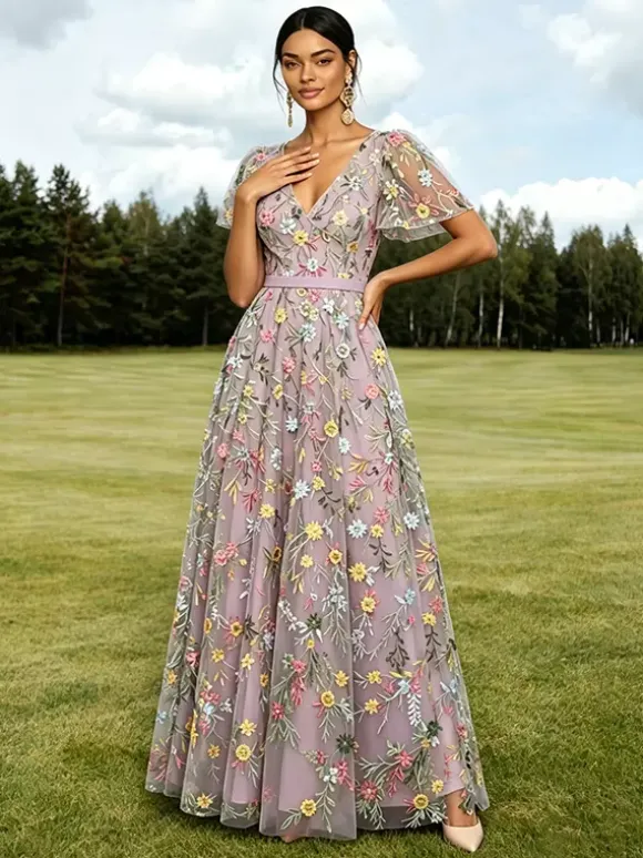 Robe longue de soirée lilas poudré en tulle brodé de fleurs col V manches courtes papillon coupe trapèze robe d'invitée de mariage