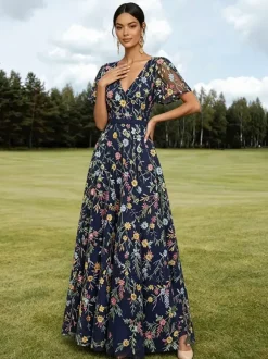 Robe longue de soirée lilas poudré en tulle brodé de fleurs col V manches courtes papillon coupe trapèze robe d'invitée de mariage