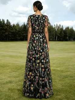 Robe longue de soirée lilas poudré en tulle brodé de fleurs col V manches courtes papillon coupe trapèze robe d'invitée de mariage