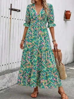 Robe longue de vacances bohème verte à imprimé abstrait col en V manches courtes à volants taille élastiquée ourlet à volants.