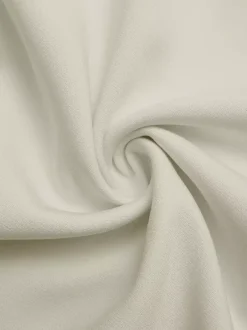 Robe longue dos nu plissée à n艙uds sans manches épaules dénudées couleur écru et blanc doux idéale pour une soirée romantique.