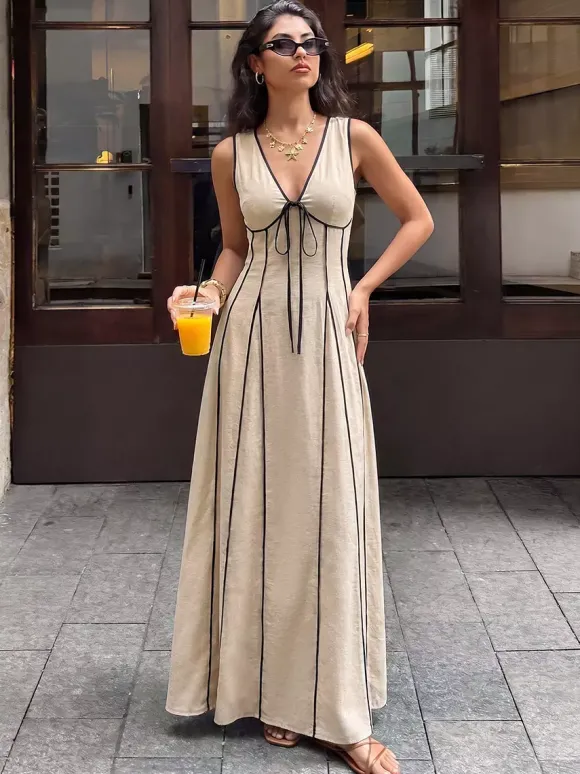 Robe longue d'été fluide à col en V sans manches bicolore chic à lacets idéale pour les vacances.