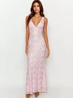 Robe longue en dentelle sans manches décolleté en V profond et dos nu été 2026