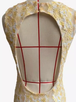 Robe longue en dentelle sans manches décolleté en V profond et dos nu été 2026