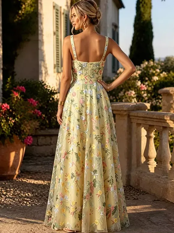 Robe longue en tulle brodée de fleurs bretelles spaghetti carrées coupe trapèze idéale pour une invitée de mariage ou une cérémonie.