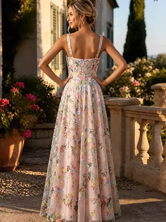 Robe longue en tulle brodée de fleurs bretelles spaghetti carrées coupe trapèze idéale pour une invitée de mariage ou une cérémonie.