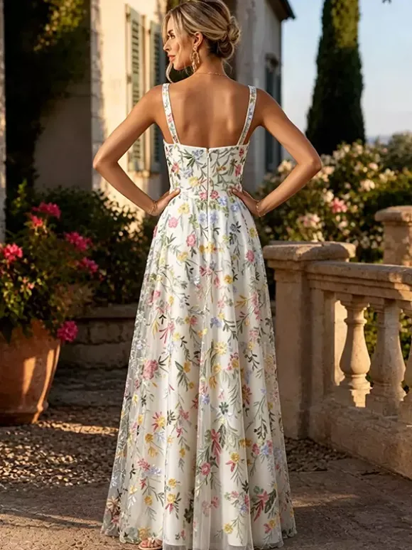 Robe longue en tulle brodée de fleurs bretelles spaghetti carrées coupe trapèze idéale pour une invitée de mariage ou une cérémonie.