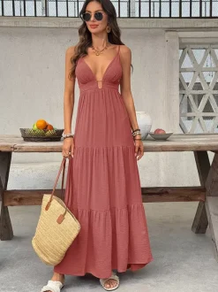 Robe longue fluide à bretelles spaghetti et col en V sans manches couleur rose poudré idéale pour l'été et la plage.