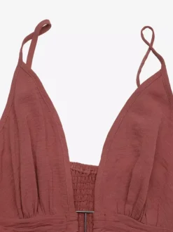 Robe longue fluide à bretelles spaghetti et col en V sans manches couleur rose poudré idéale pour l'été et la plage.
