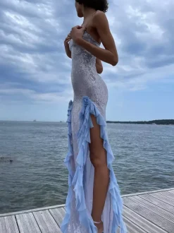 Robe longue moulante transparente à sequins bleus avec fente haute à volants 2026