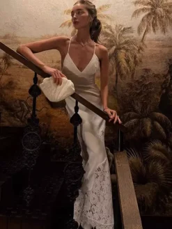 Robe longue nuisette blanche à empiècements en dentelle pour femme style élégant pour les soirées