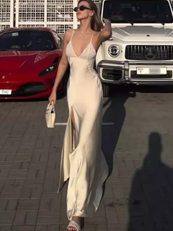 Robe longue sirène fendue en satin à fines bretelles spaghetti et décolleté plongeant en V profond Daily Dresses