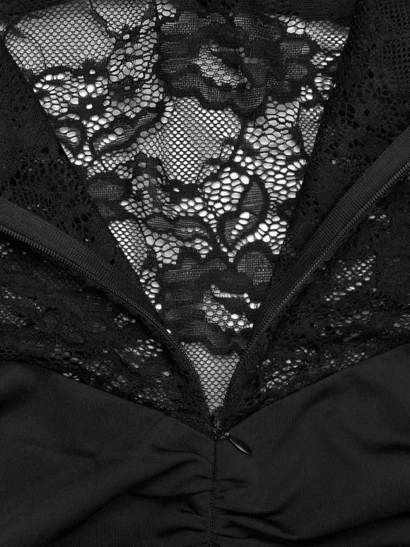Robe longue sirène moulante en dentelle à épaules dénudées et empiècements transparents coupe ajustée collection 2026