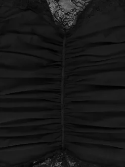 Robe longue sirène moulante en dentelle à épaules dénudées et empiècements transparents coupe ajustée collection 2026