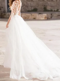 Robe mariée col et dos en V en dentelle manches longues à traîne robe de mariée à la plage