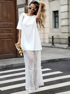Robe maxi chic en dentelle noire à manches courtes et col rond sans taille idéale pour tous les jours.