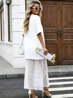 Robe maxi chic en dentelle noire à manches courtes et col rond sans taille idéale pour tous les jours.