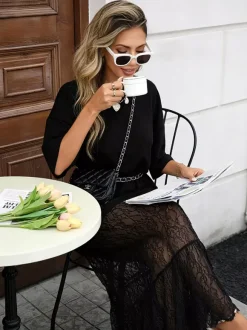 Robe maxi chic en dentelle noire à manches courtes et col rond sans taille idéale pour tous les jours.
