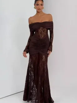 Robe maxi moulante à épaules dénudées froncée et empiècements en dentelle manches longues collection 2026