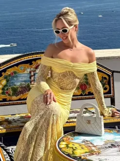 Robe maxi moulante à épaules dénudées froncée et empiècements en dentelle manches longues collection 2026