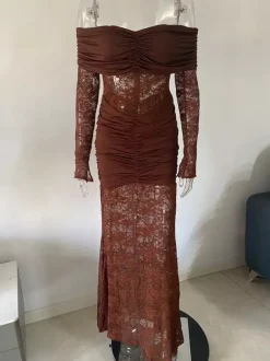 Robe maxi moulante à épaules dénudées froncée et empiècements en dentelle manches longues collection 2026